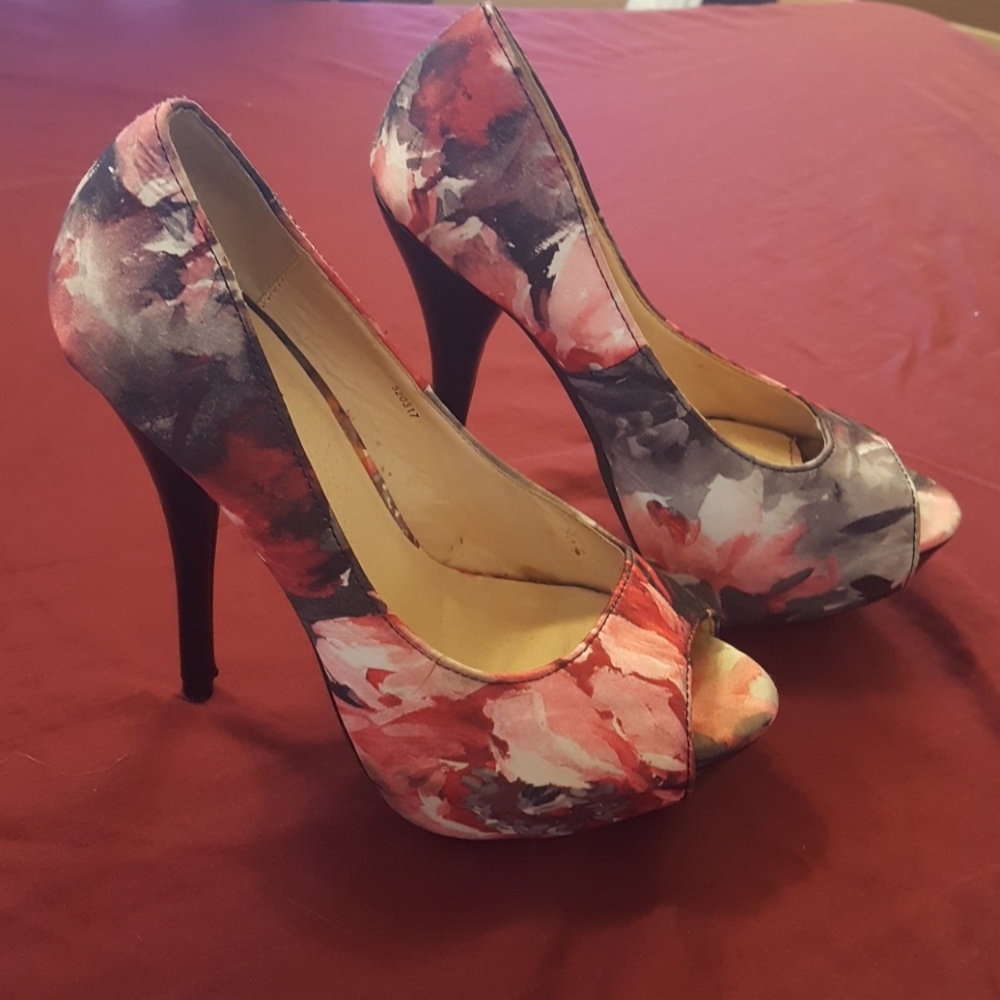Shoes - Picture 3 of 4